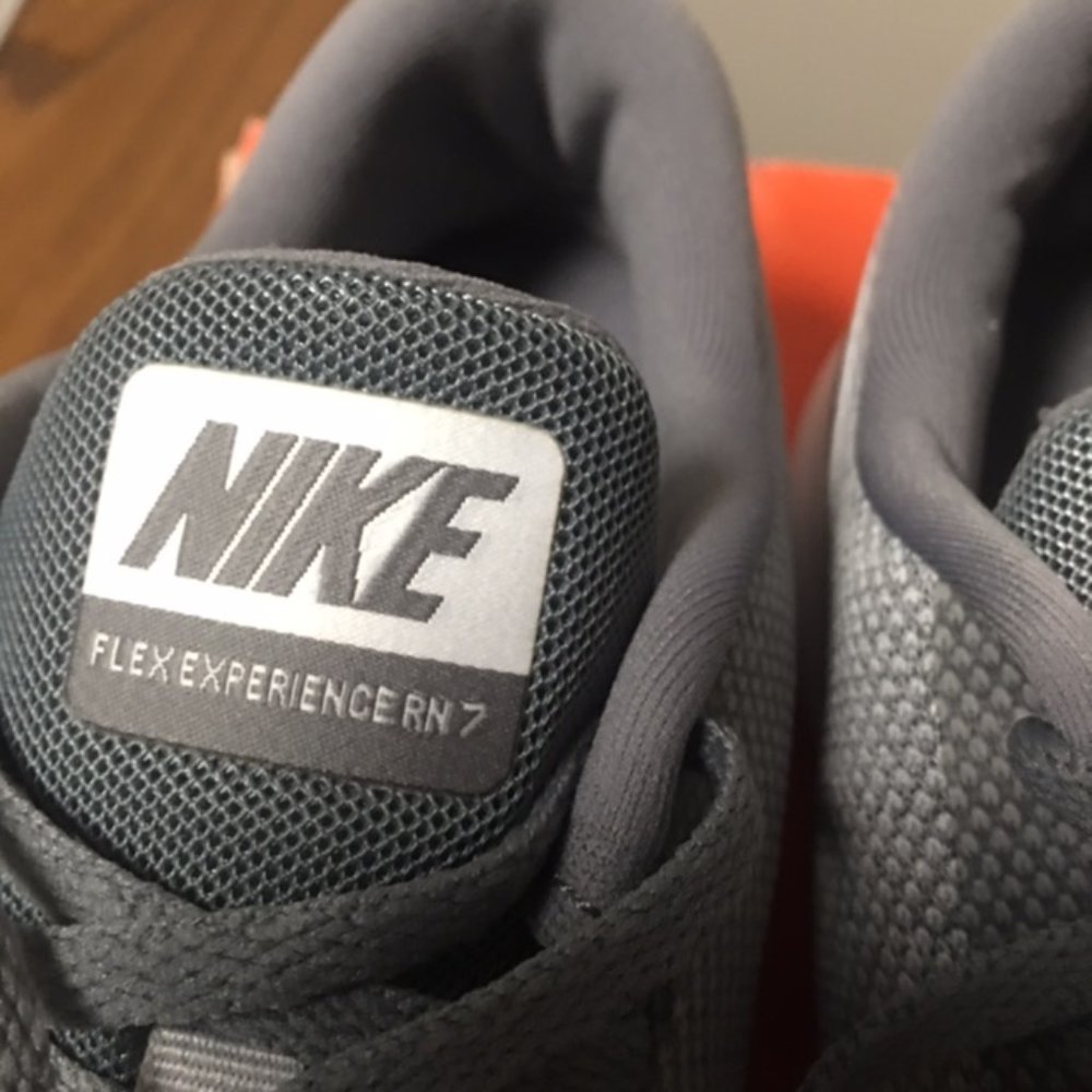 NEW IN BOX  Women's Size 10.5 NIKE Flex RN7 - Picture 4 of 11